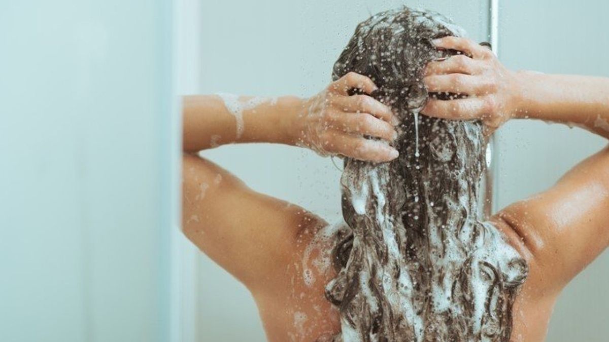 Artık duş alırken bile rahat yok! Öfkeli eş banyo yapan kadını gizli gizli izleyen tacizciyi öldüresiye dövdü