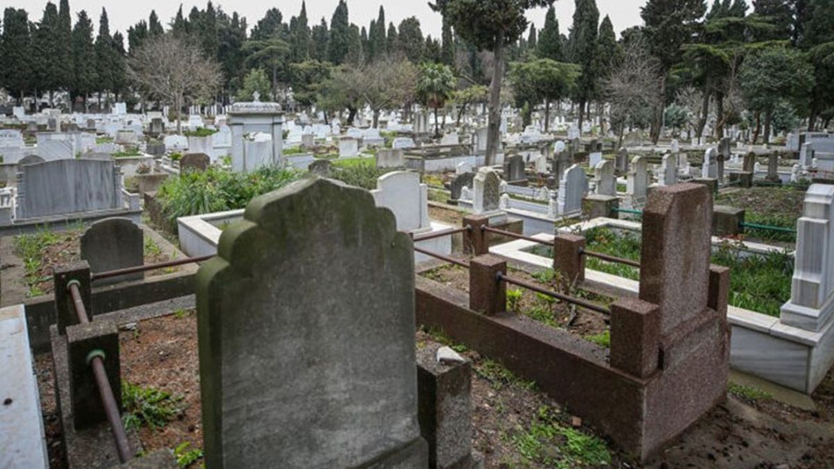 Büyükbabasının mezarında fotoğraf çekilen torun mahkemelik oldu