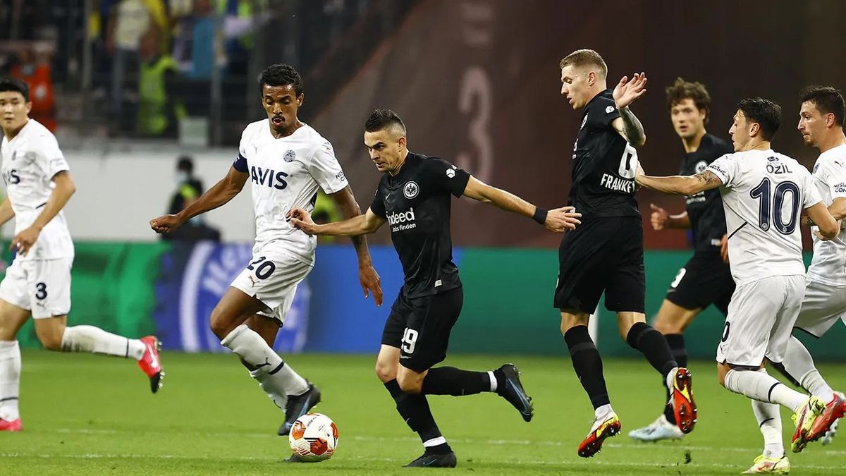 Fenerbahçeli Mesut Özil'in Frankfurt Maçındaki Performansı İngiltere'de Gündem Oldu!