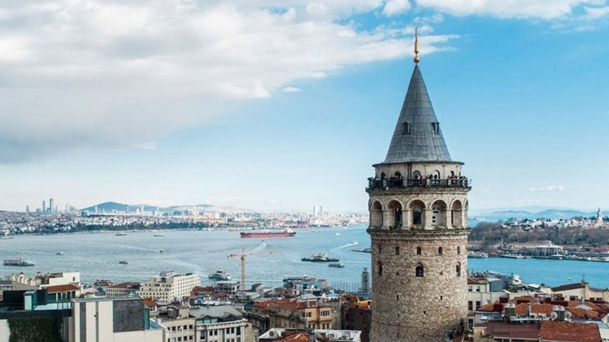 İstanbul Galata’da bir adam kendini yaktı! Çevredeki vatandaşlar da selfie çekti