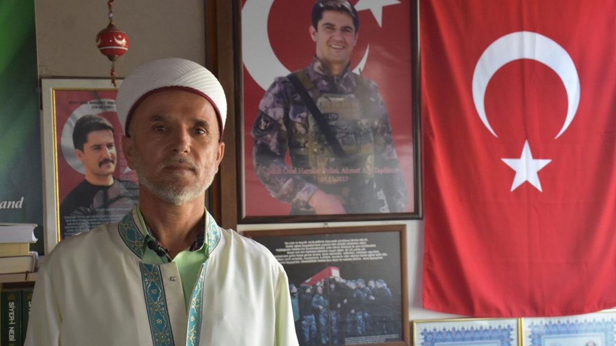 İzmir'deki imam herkesin takdirini topladı! Turistlere İslam'ı anlatan imam kısa sürede gündem oldu