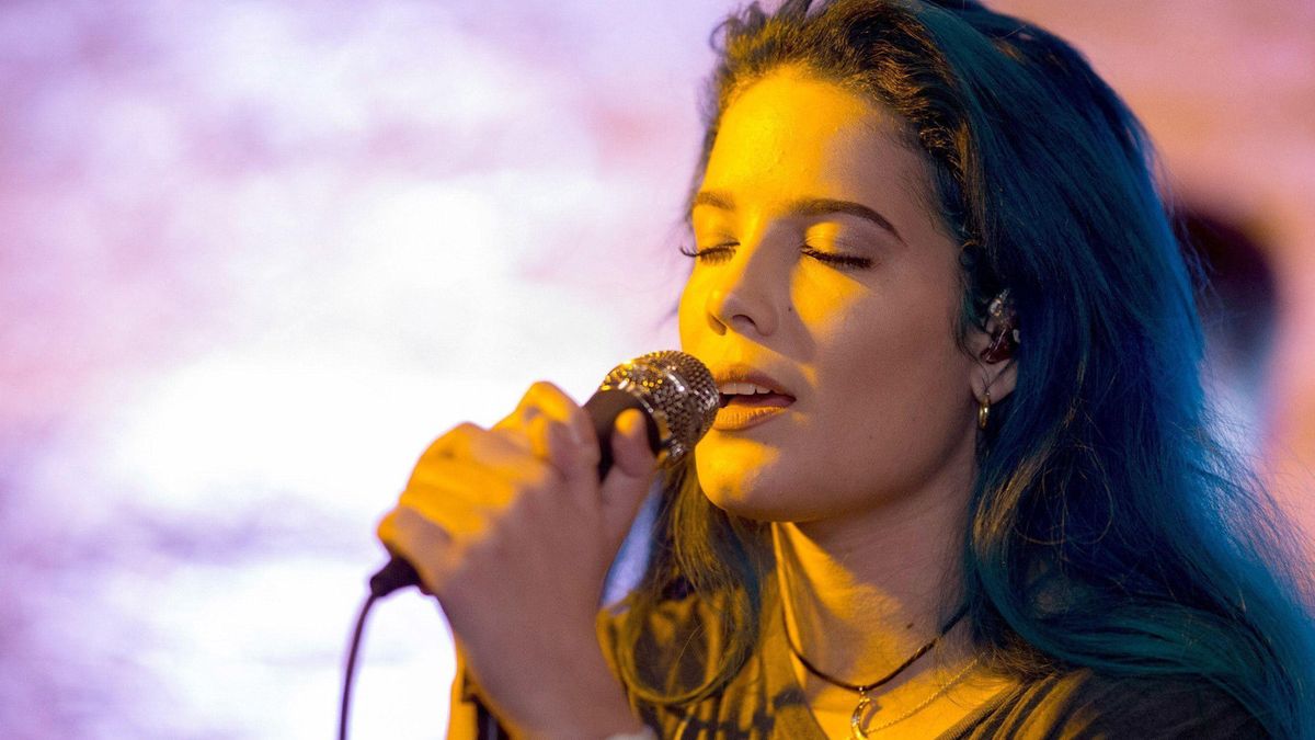 Karnı Burnunda Olan Halsey'den Olay Pozlar