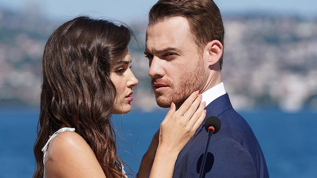 Kerem Bursin ve Hande Erçel'den Plaj Pozları! Şimdi De Bu Moda Oldu