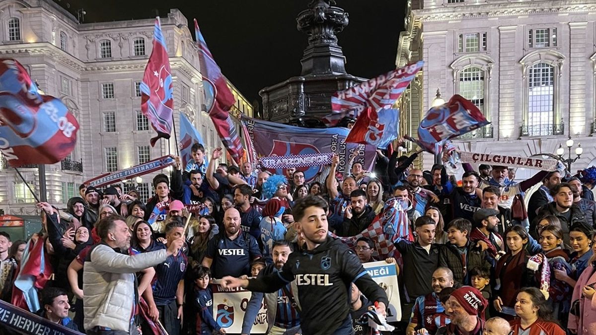Trabzonspor'un Süper Lig şampiyonluğu dünyanın dört bir yanında büyük bir coşkuyla kutlanıyor!