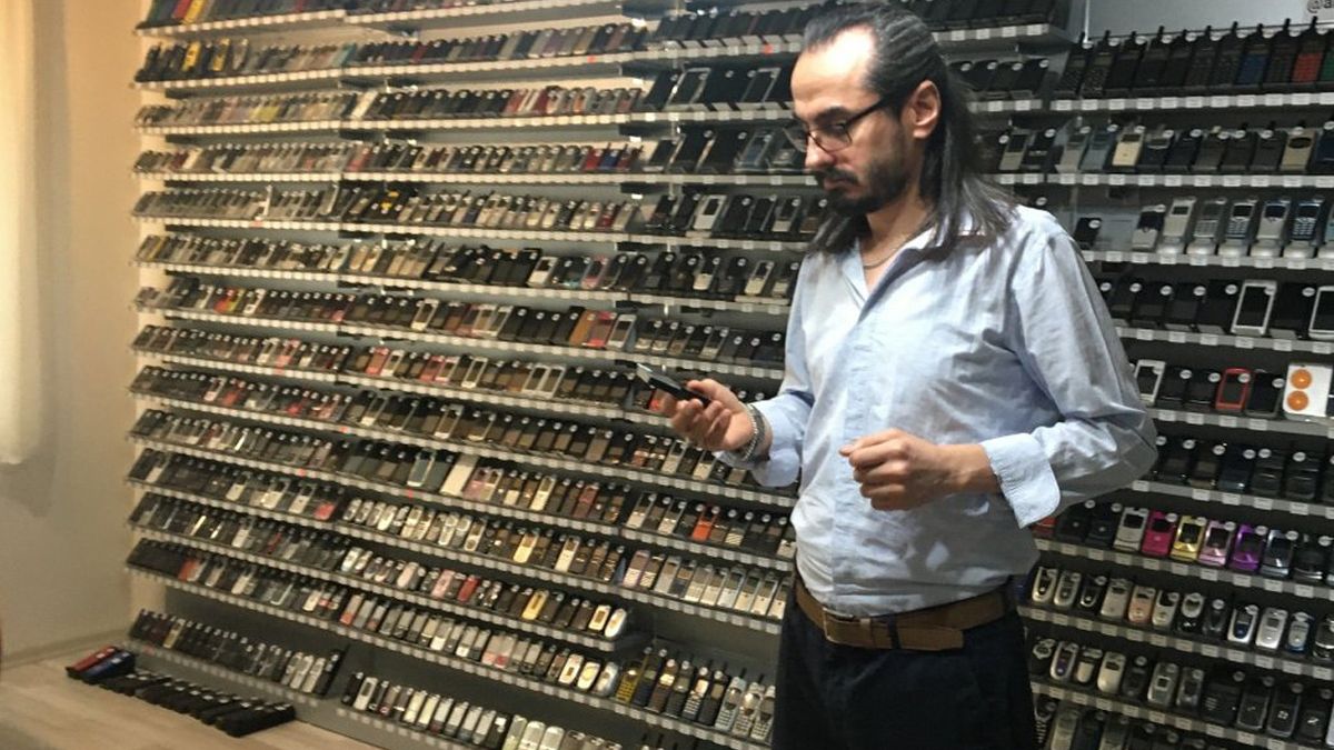 3 Bine Yakın Telefon Koleksiyonuyla Guinness'e Aday