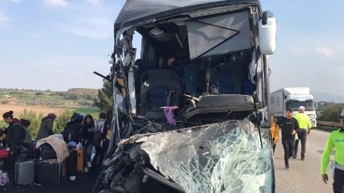 Adana’da depremzede öğrencileri taşıyan otobüs kaza yaptı: Ölü ve yaralılar var