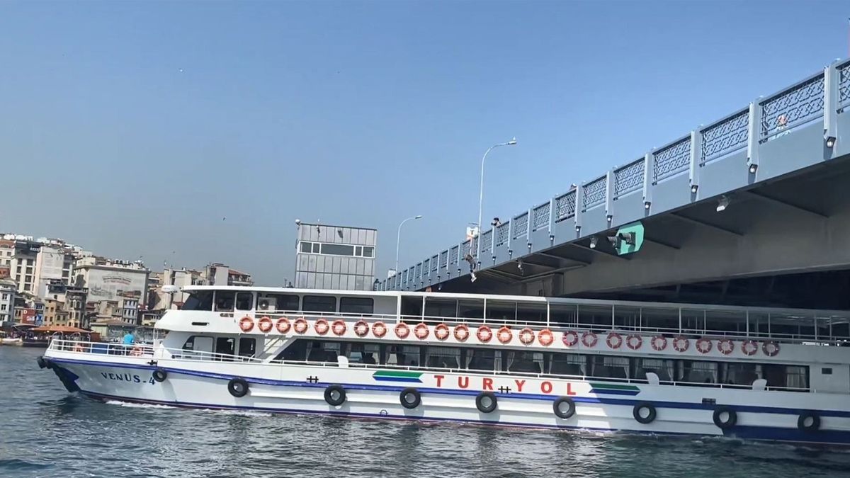 Adrenalin Tutkunu Genç Galata Köprüsü'nden Atladı