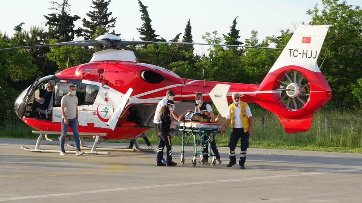 Ambulans Helikopter Ağaçtan Düşen Vatandaşın Yardımına Koştu