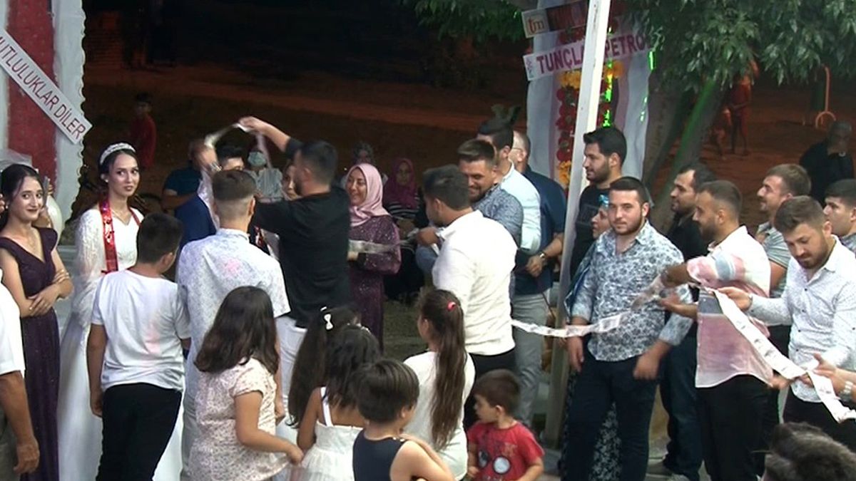 Antalya’da Damadın Arkadaşında '5 Liradan 5 Bin Liralık Takı' Sürprizi Geldi