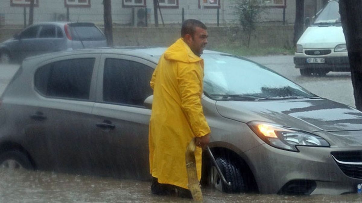 Antalya'da Fırtına Hayatı Olumsuz Etkiledi