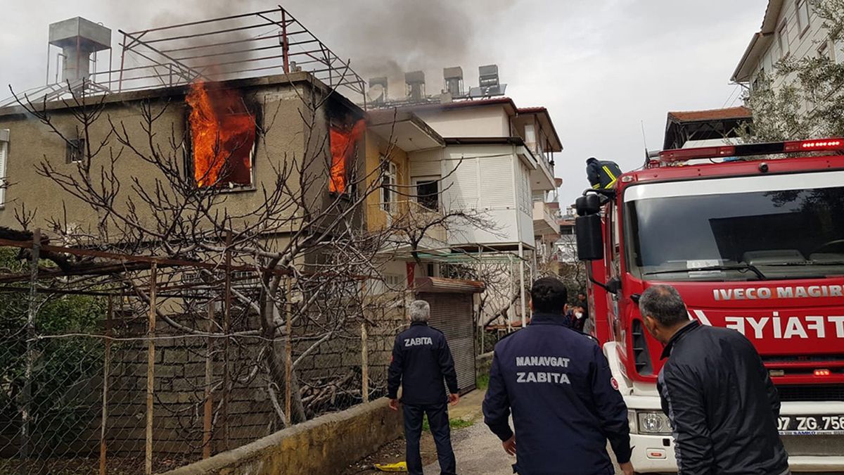 Antalya'da küle dönen evden canını zor kurtardı! Paraları yandığı için gözyaşı döktü