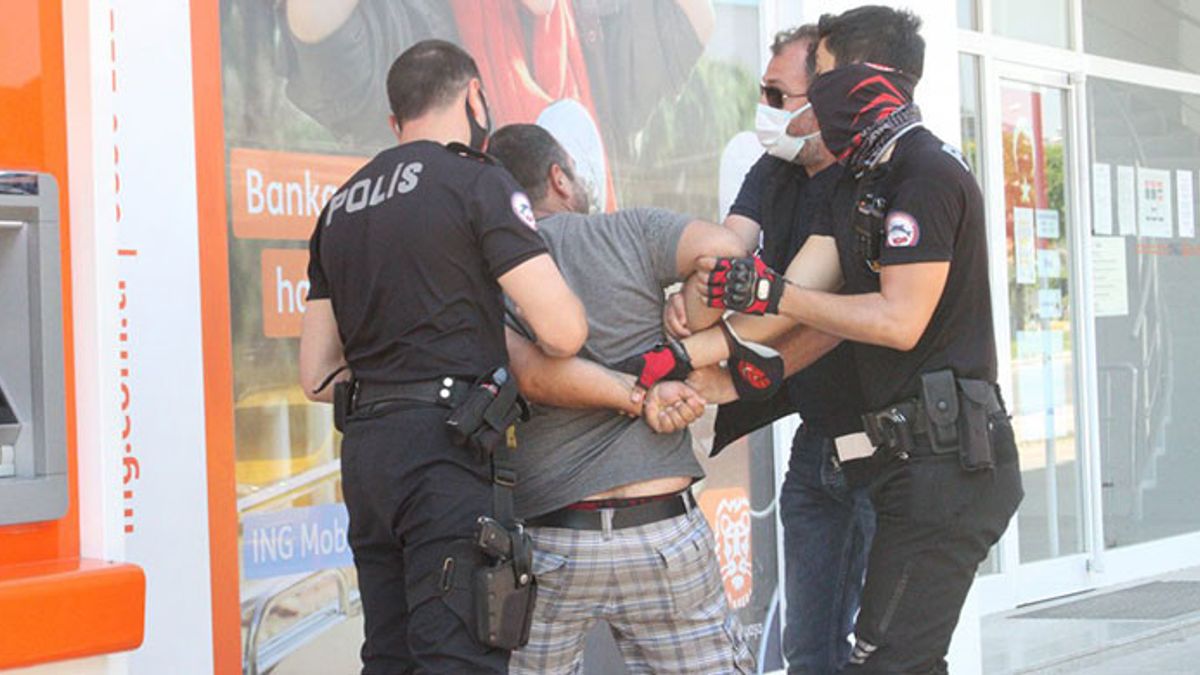 Antalya’da ‘Savcı Akrabam Var’ Diyerek Polislerin Üzerine Yürüdü