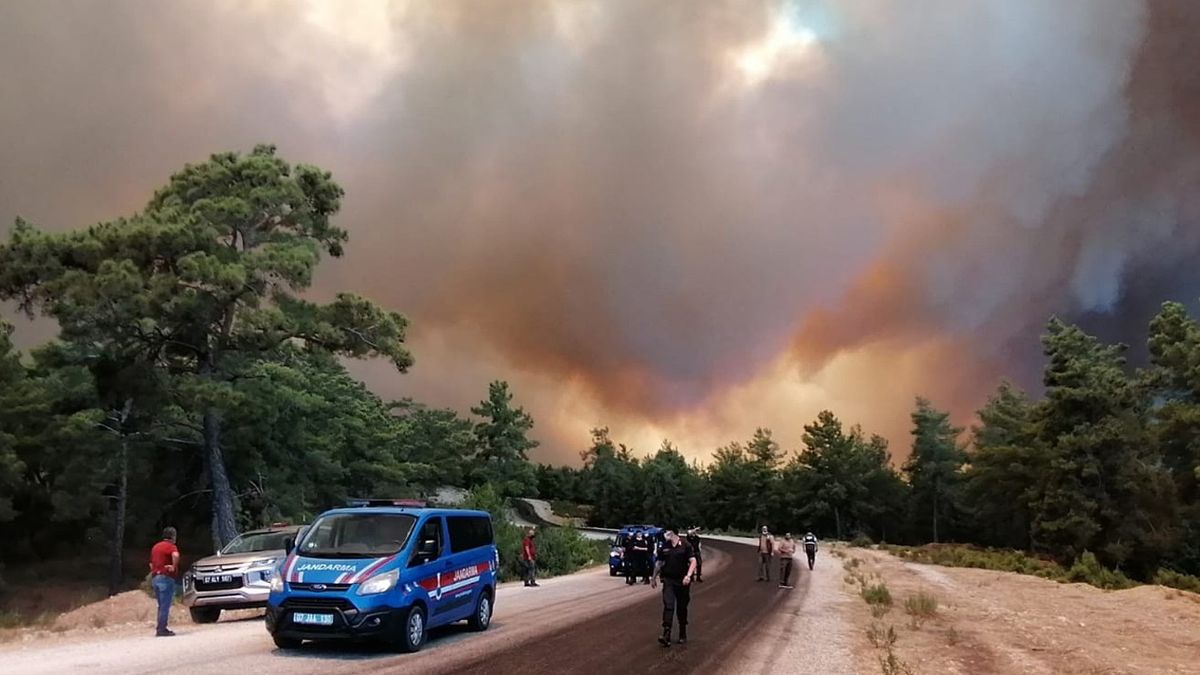 Antalya'daki Yangın Giderek Büyüyor! Karadan ve Havadan Müdahaleler Yapılıyor