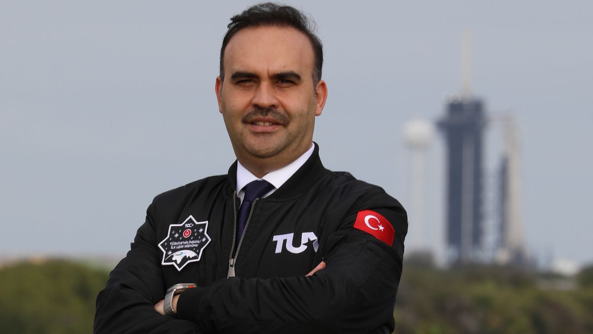 Bakan Kacır: Türkiye hep birlikte uzaya yükseldi!