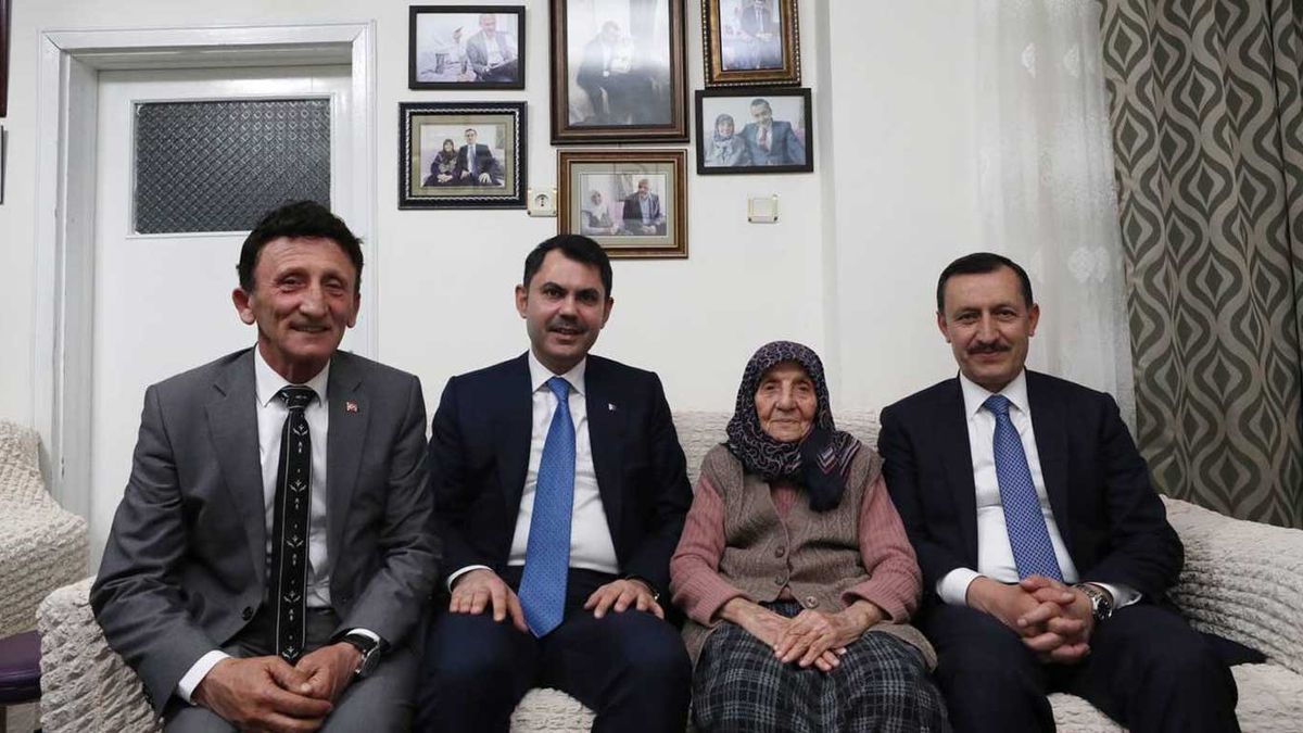 Bakan Kurum’dan Kızılcahamam’da iki önemli ev ziyareti Kurum, 15 Temmuz’da 3 evladını şehit veren Muzaffer Nine’yi ziyar