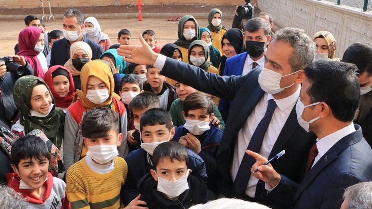 Bakan Özer'den, Milli Eğitim Müdürü ve Okul Müdürüne: '‘Siz Ne Biçim Adamsınız Ya? Siz Ne İş Yapıyorsunuz?'