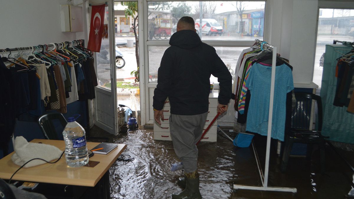 Balıkesir'de hayat felç oldu: Sağanak yağışta evleri ve dükkanları su bastı