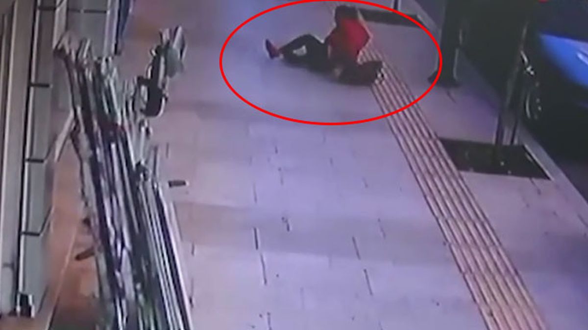 Balkondan Düşen Kadının Altında Kalmaktan Son Anda Kurtuldu