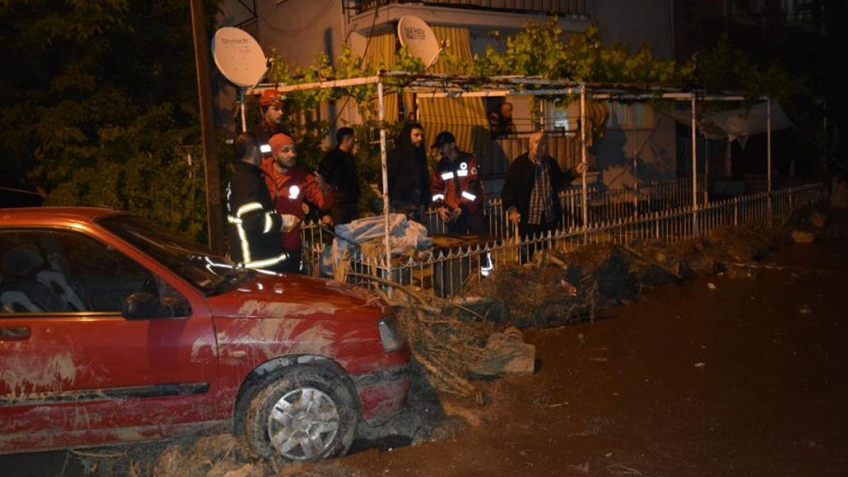 Burdur'da sağanak yağış yüzünden 30 evi su bastı! Ölü ve yaralılar var