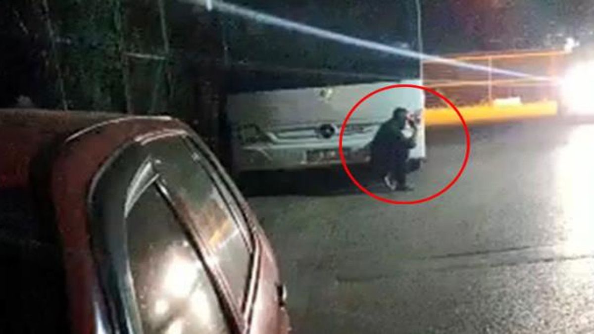 Bursa'da Bekçilerden Kaçtı, Ruhsatsız Silahını Başına Dayadı!