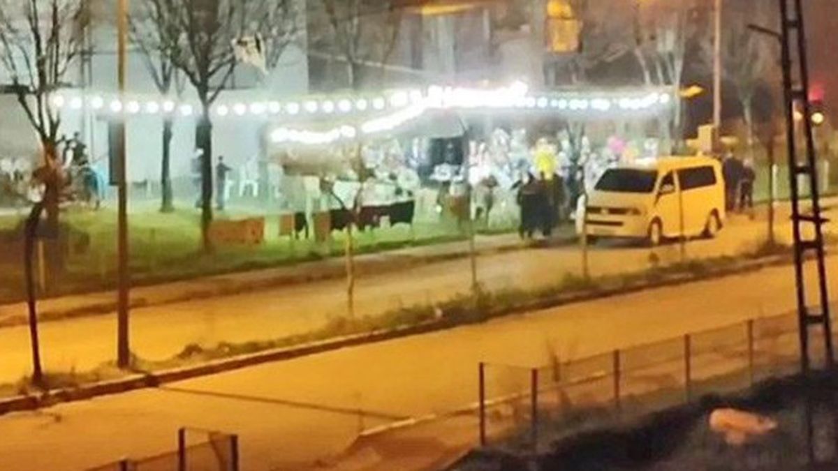 Bursa'da Koronavirüse Rağmen Sokak Düğünü