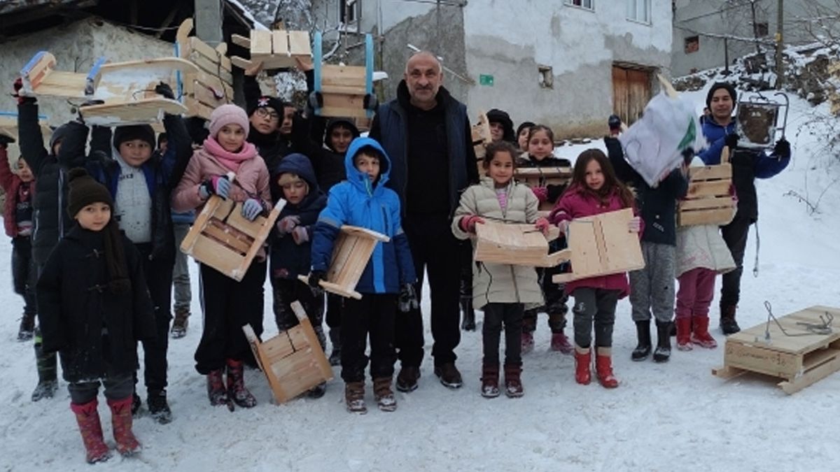 Bursa'da Köy Muhtarı Çocukları Mutlu Etmek İçin Elleriyle 60 Adet Kızak Yaptı