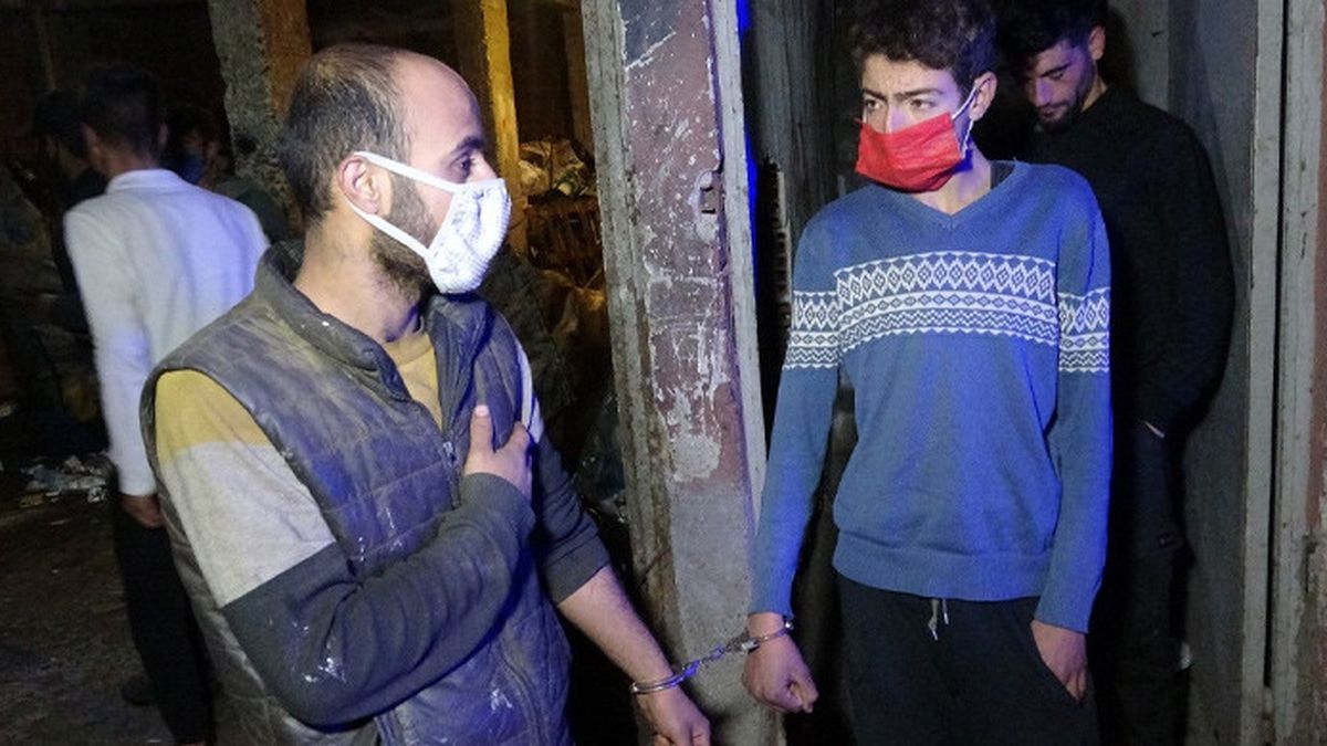 Çöpte Buldukları Kelepçeyle Birbirini Bağlayıp Ekiplerden Yardım İstediler