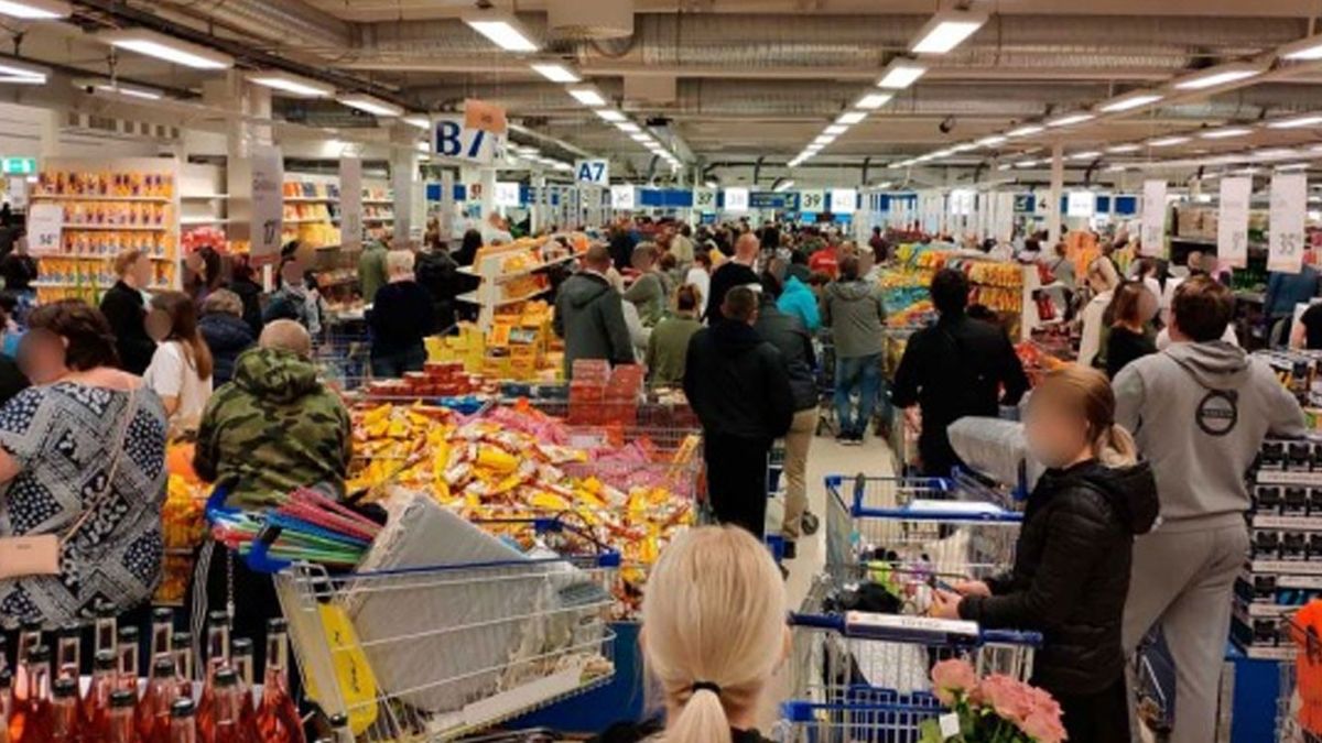 Denizli'de çıplak markete giden kadın