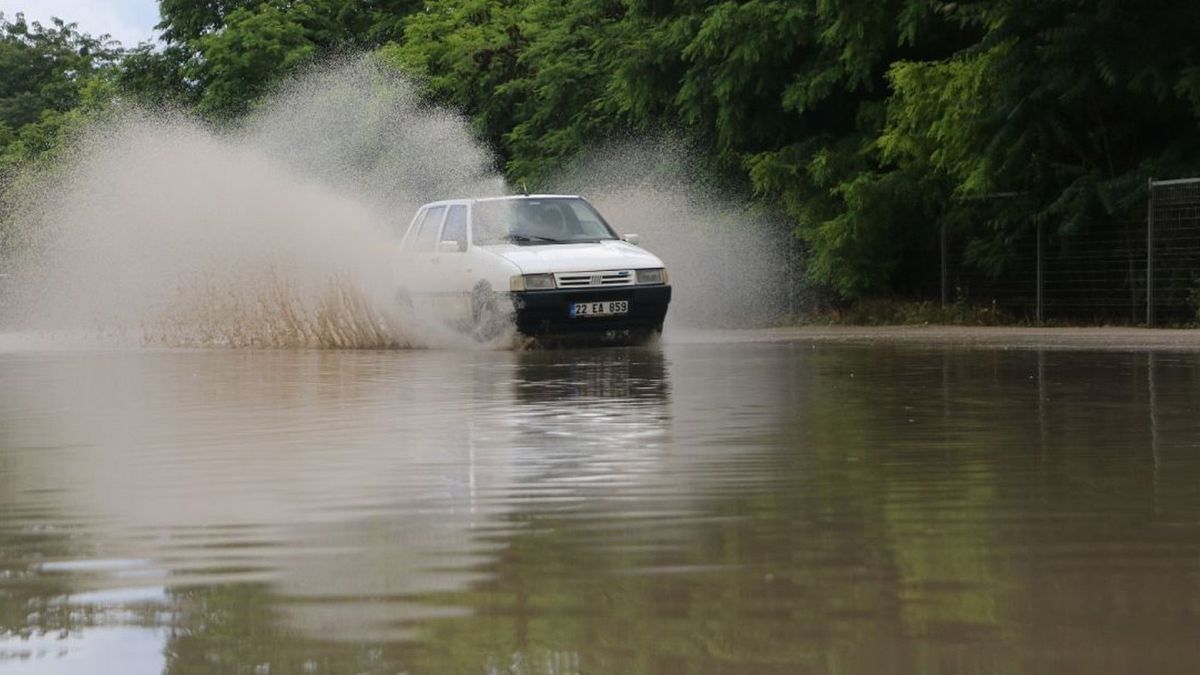 Edirne'de Şiddetli Yağış! Yağmur Sonrası Yollar Sel Oldu