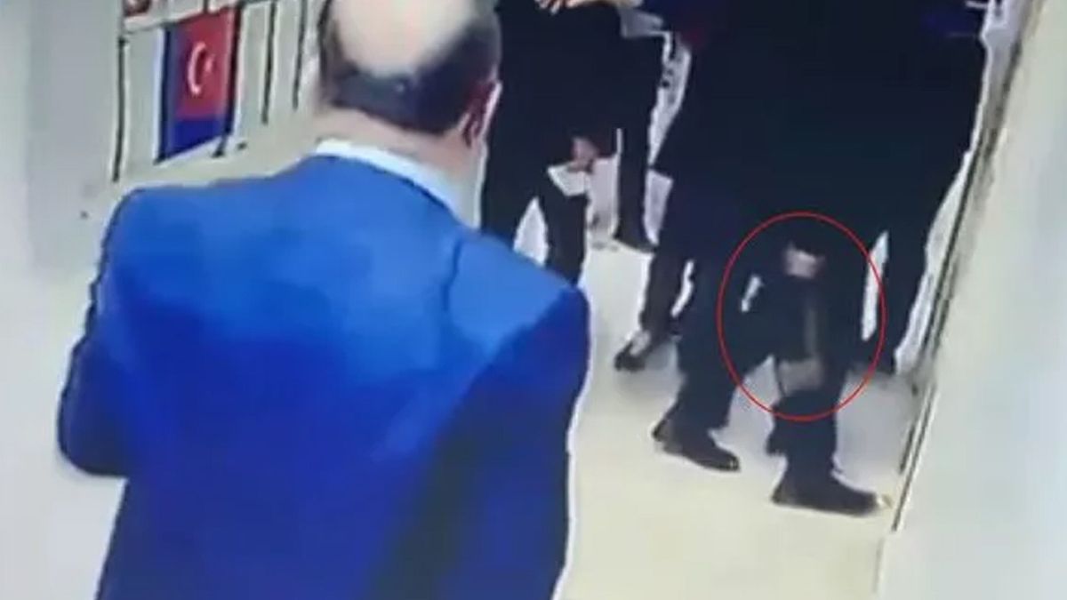 Gaziosmanpaşa’da Kavga Eden Öğrencini Velisi Elinde Baltayla Okulu Bastı! ‘Benim Oğluma Bıçak Çeken Kim’