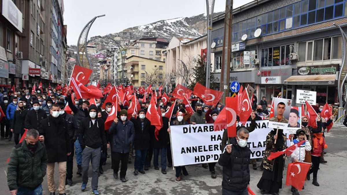 Hakkari'de Gara'da Şehit Düşen 13 Vatandaşımız İçin Yürüyüş Yapıldı