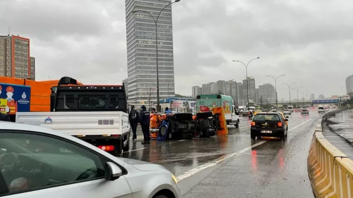 İBB’nin Kar Küreme ve Tuzlama Aracı Yola Devrilmişti! Aracın Sürücü Alkollü Olduğu Ortaya Çıktı