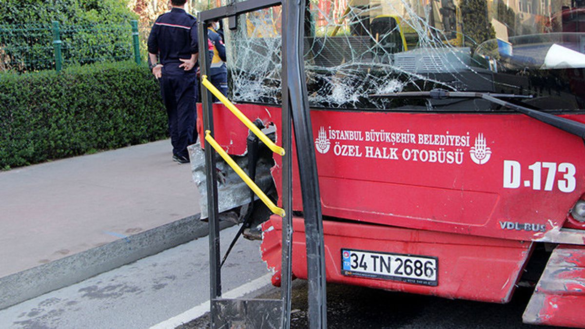 Beşiktaş'ta İETT Otobüsü Bariyerlere Çarptı