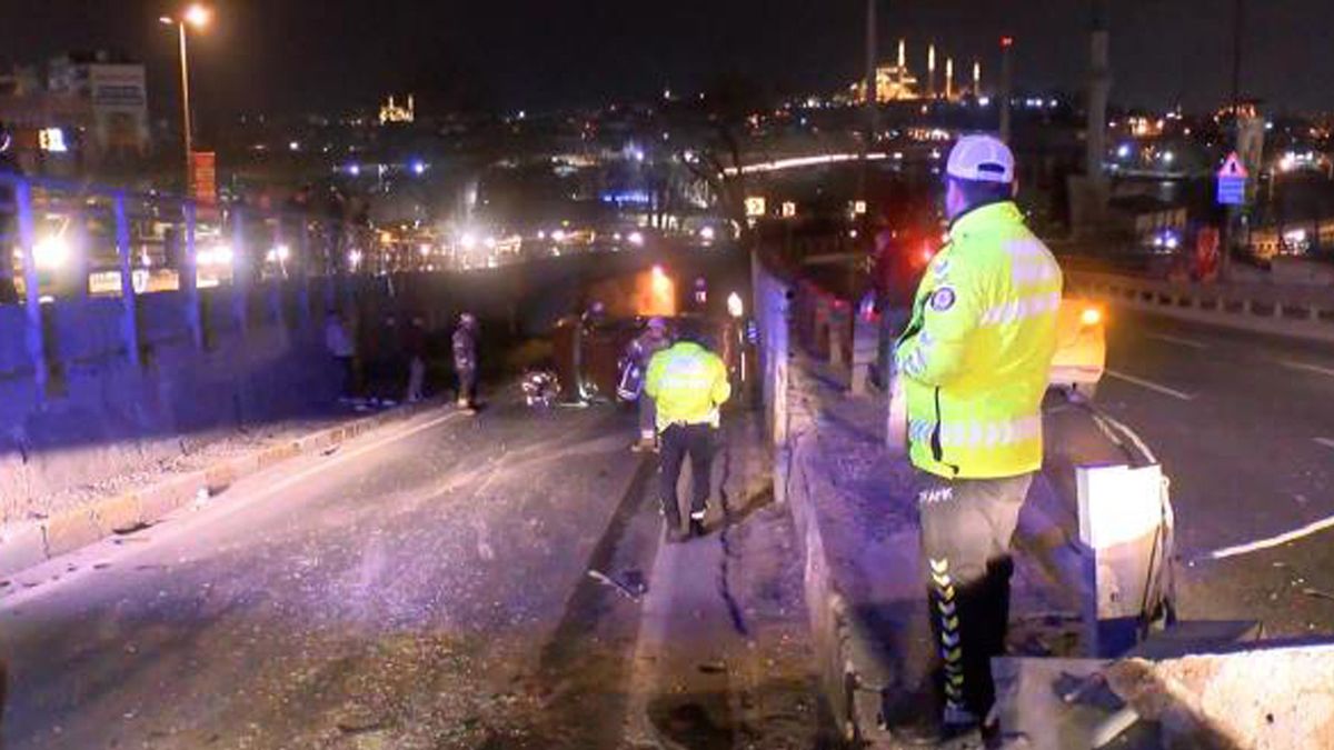 İstanbul Beyoğlu'nda korkutan kaza: Tabelaya çarpıp takla attı!