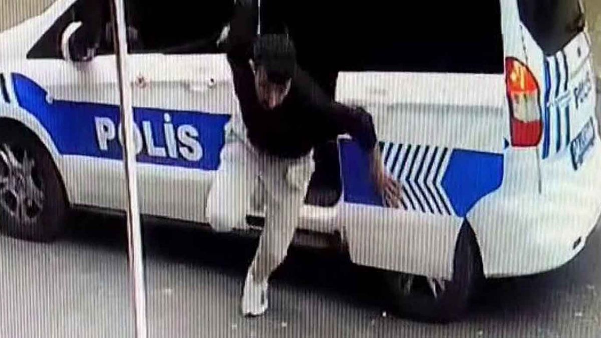 İstanbul'da polis otosuna bindirilen şahıs araçtan inerek kaçtı