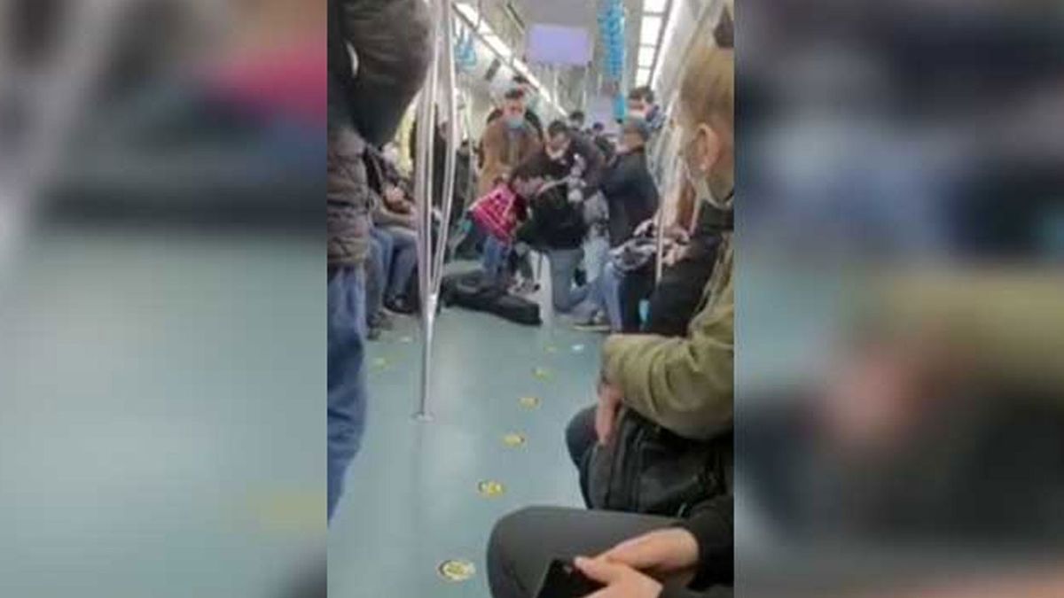 İstanbul'da şoke eden olay: Marmaray’da gitar çalan genç yaka paça dışarı atıldı
