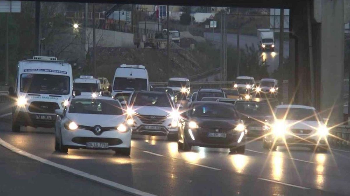 İstanbullular şehri terk etmeye başladı! Bağlantı noktalarında uzun kuyruklar oluşuyor!