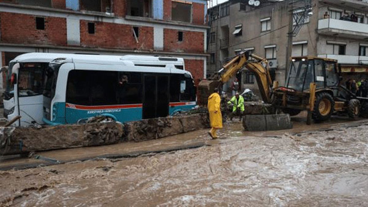 İzmir’deki Selde İki Kişinin Cansız Bedenine Ulaşıldı