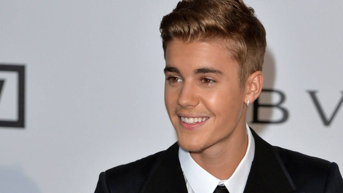 Justin Bieber Sahneye Başörtüsüyle Çıktı!