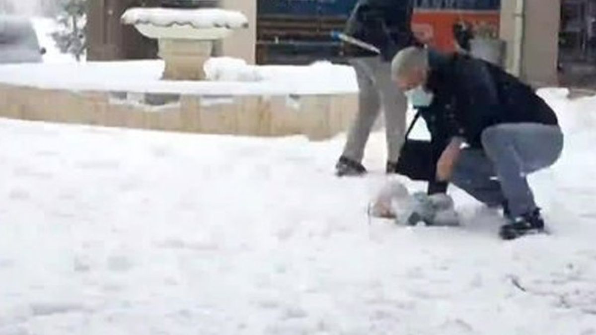 Kaygan Zemine Adım Atan Onlarca Kişi Düştü!