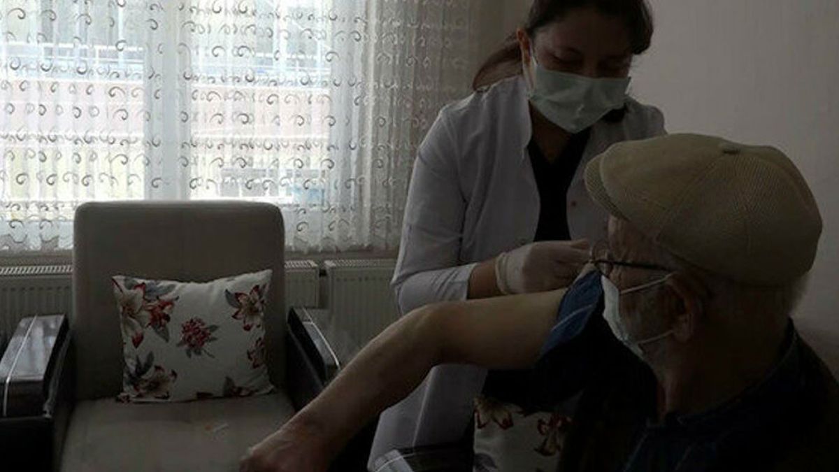Kayseri’de Aşı Olan Mehmet Amca Cumhurbaşkanına Şiir Yazdı