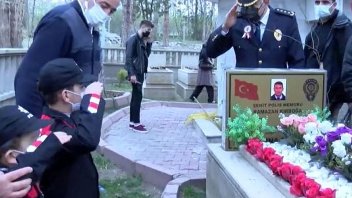 Kayseri'de Şehit Polisin Mezarını Küçük Oğulları Ziyaret Etti