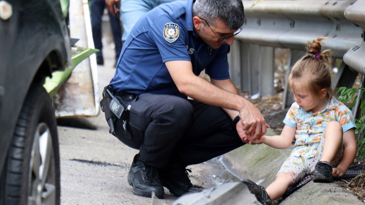Kazazede miniğe polis şefkati! Yürekleri ısıtan kare geldi