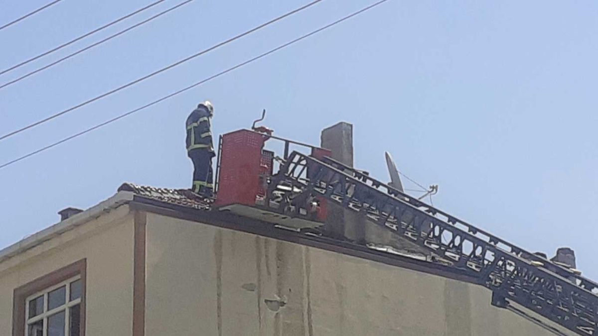 Kocaeli'de izolasyon malzemeleri bulunan çatıda yangın çıktı: Ekiplerin yoğun uğraşları sonucu söndürüldü