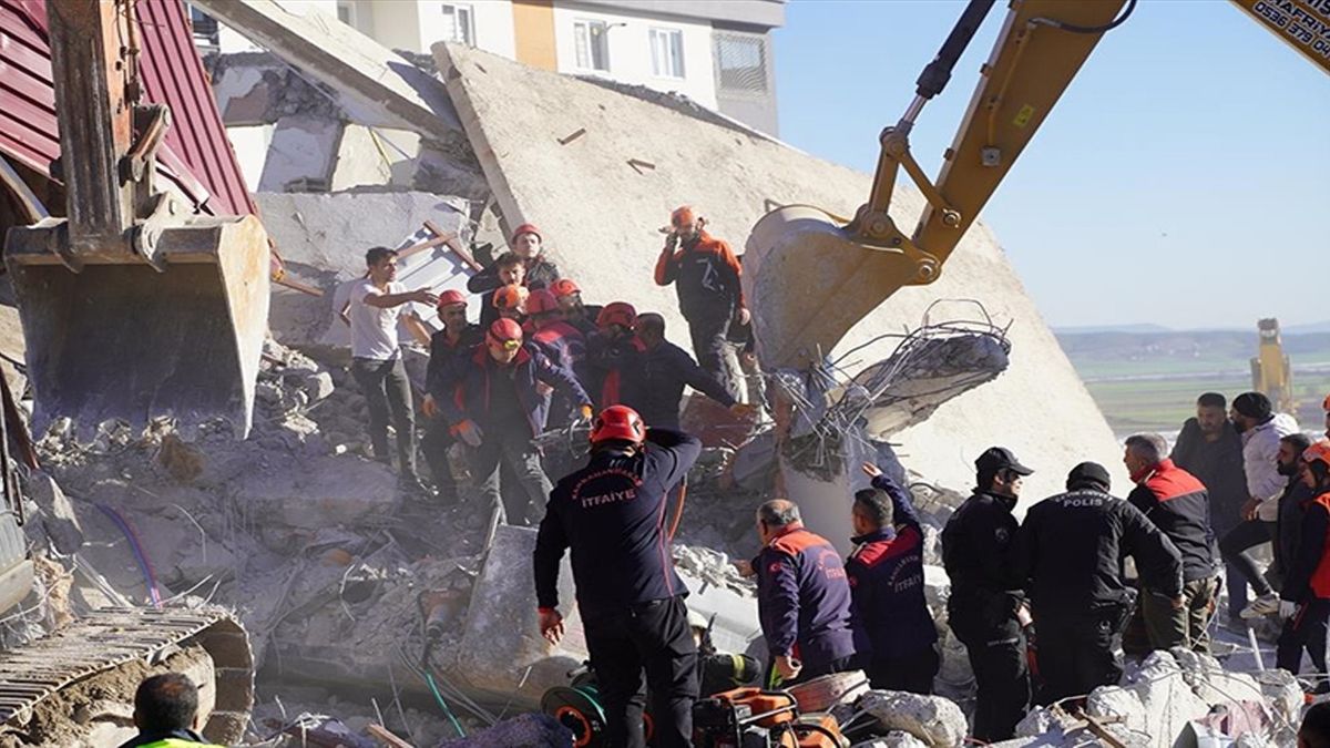 Korkutucu iş makinesi kazası: Bina çöktü, operatör enkaz altında!