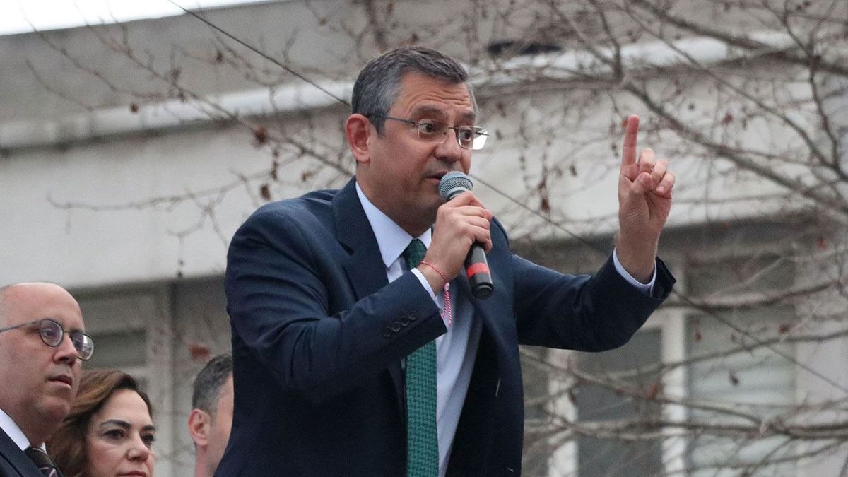 Özgür Özel'den Ramazan ayı gafı: Mitingdekiler neye uğradığını şaşırdı
