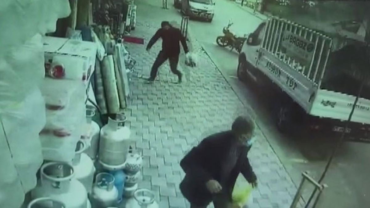Rüzgarın Uçurduğu Çatının Altında Kalmaktan Son Anda Kurtuldular