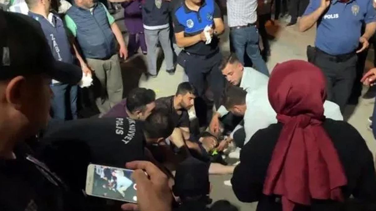 Sakarya'da düzenlenen festivalde Cengiz Kurtoğlu'nun sahne aldığı esnada silahlı çatışma çıktı!