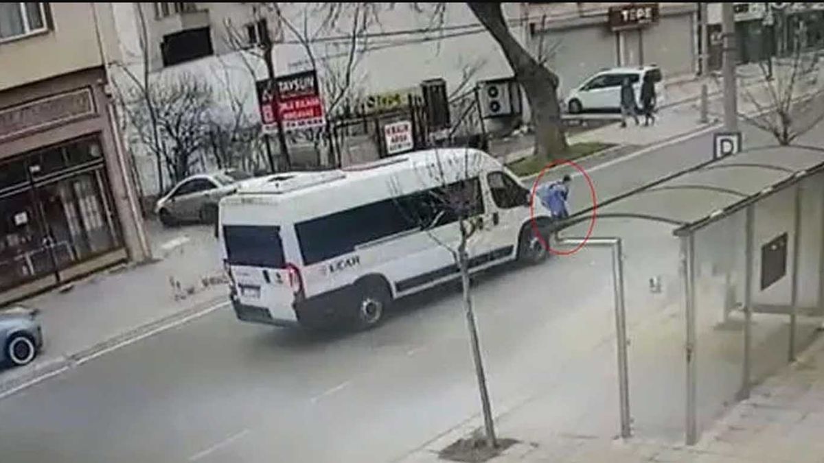 Tekirdağ'da korkunç olay! Başıboş köpeklerden kaçan çocuğa minibüs çarptı: O anlar kameralara yansıdı