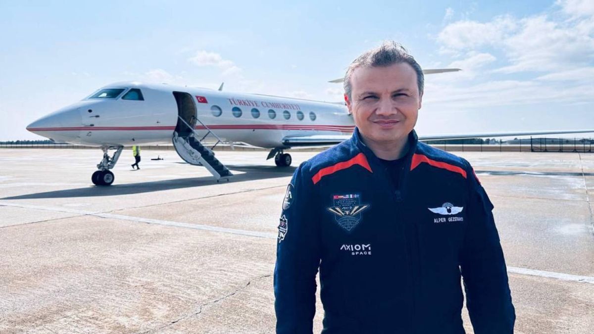 Türkiye'ye dönen Alper Gezeravcı gazetecilerin sorularını yanıtladı